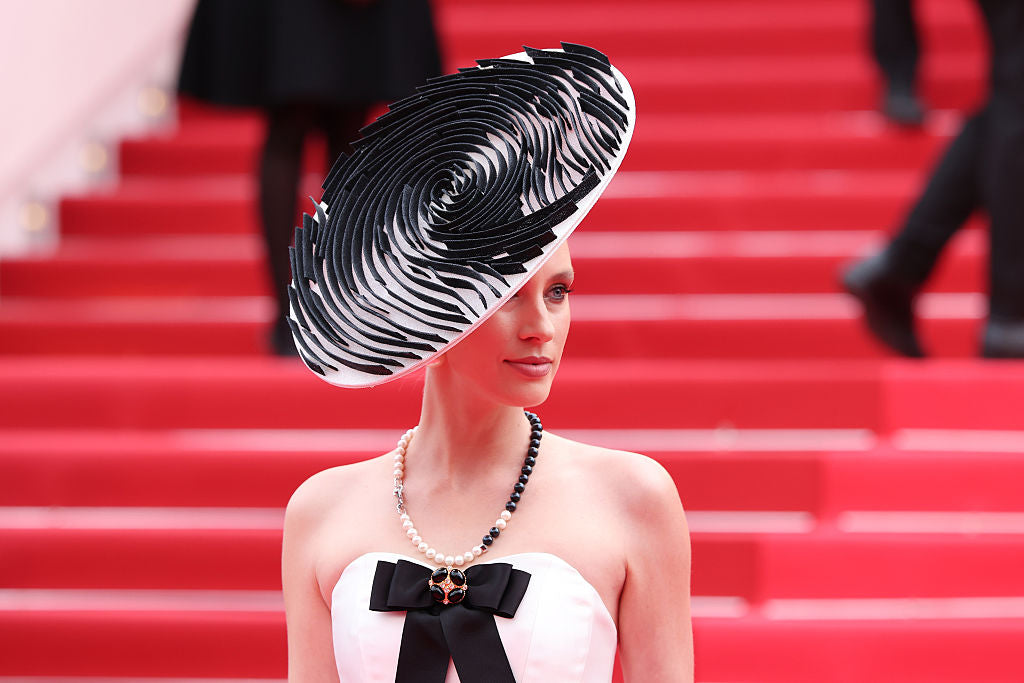 RED CARPET & HEAD SCULPTURE